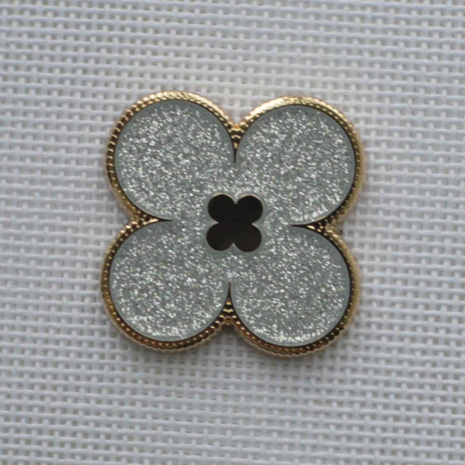 Silver Glitter Clover Needleminder